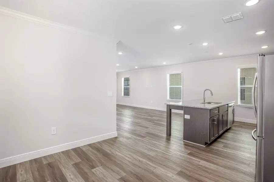 Spacious, unfurnished interior of a new home in Malabar Springs, Palm Bay (Image 22).