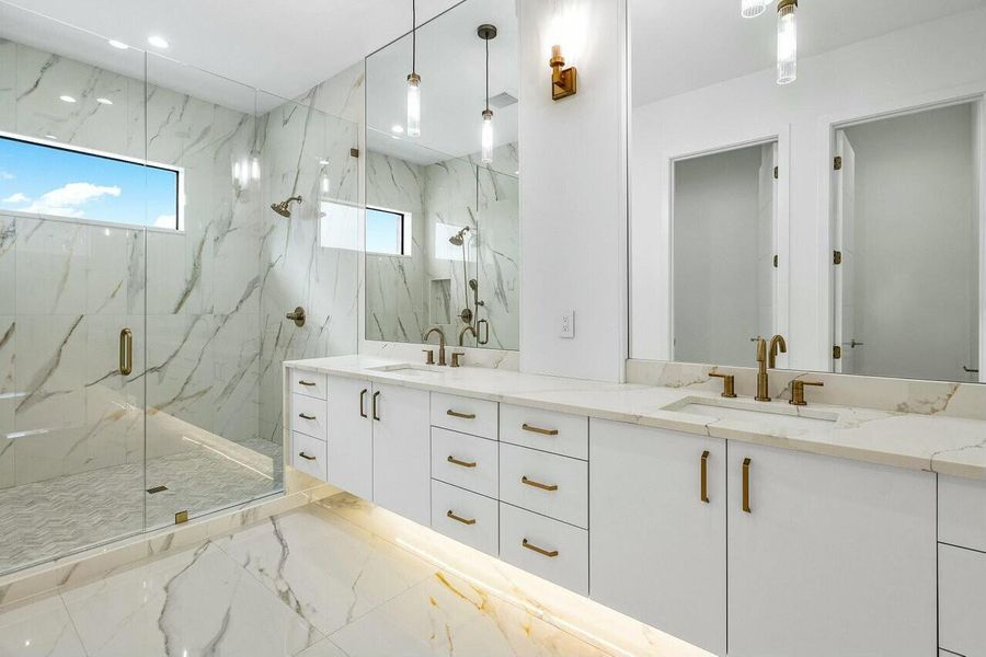 UPSTAIRS MASTER ENSUITE UPSTAIRS MASTER ENSUITE