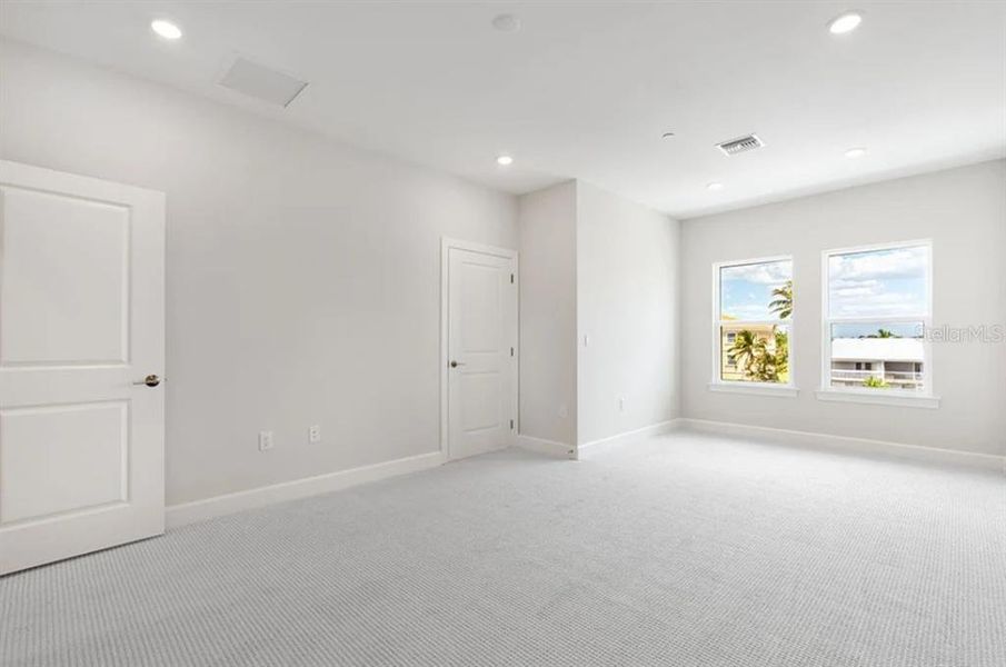 Spacious, unfurnished interior of a new home in Seahaven, Punta Gorda (Image 21).