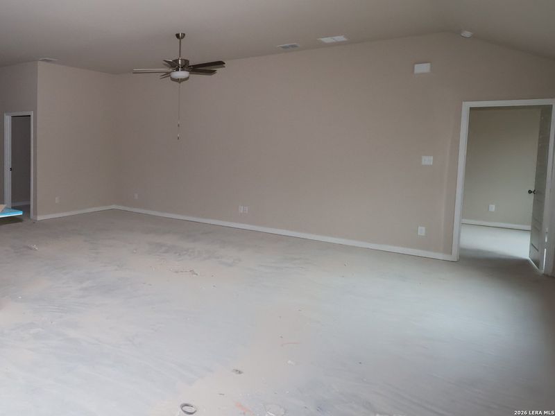 Spacious, unfurnished interior of a new home in Jordan's Ranch, San Antonio (Image 13).