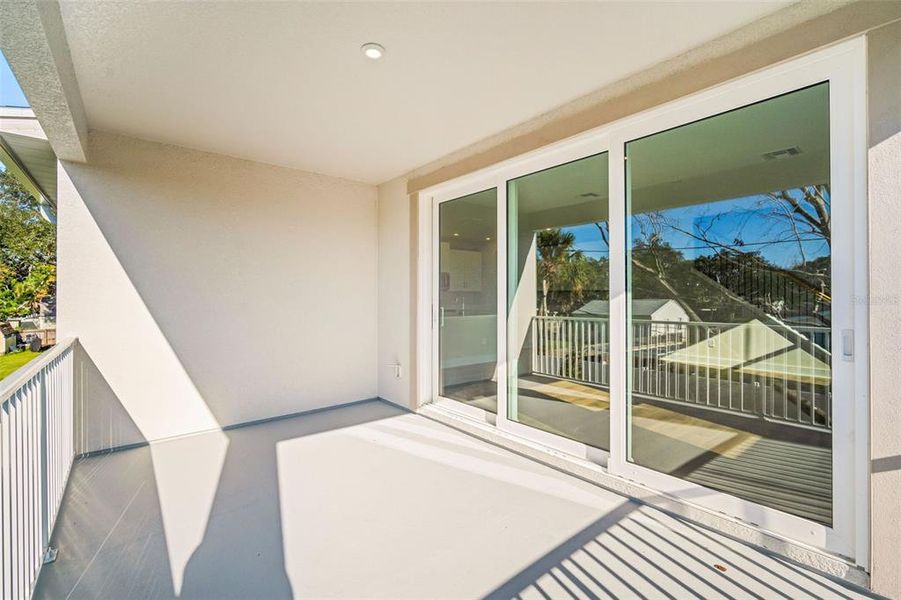 Exterior details and patio area of a home in , St. Petersburg (Image 21).