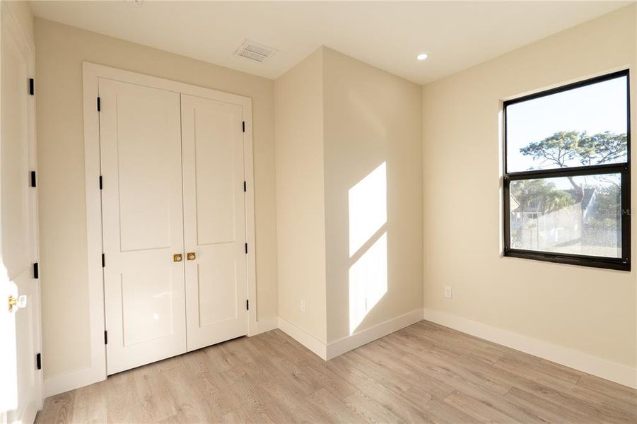 Spacious, unfurnished interior of a new home in , Tampa (Image 46).