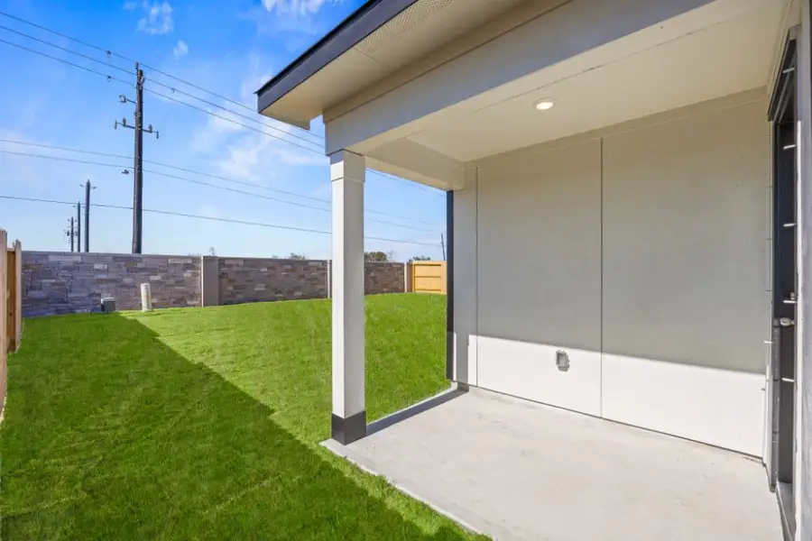 Exterior details and patio area of a home in Ashland, Houston (Image 3).