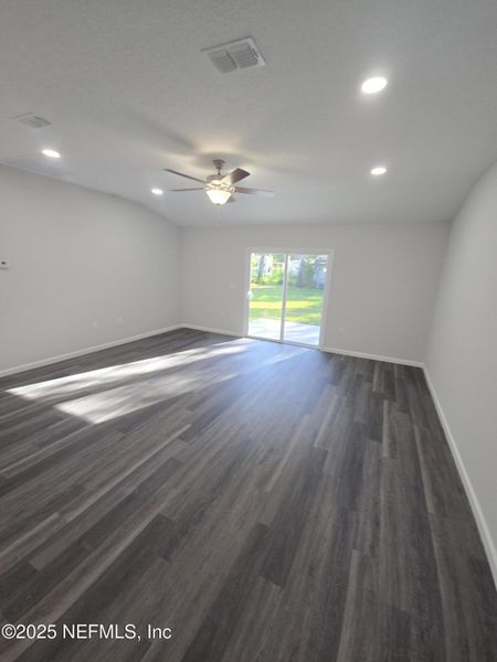 Spacious, unfurnished interior of a new home in , Jacksonville (Image 19).
