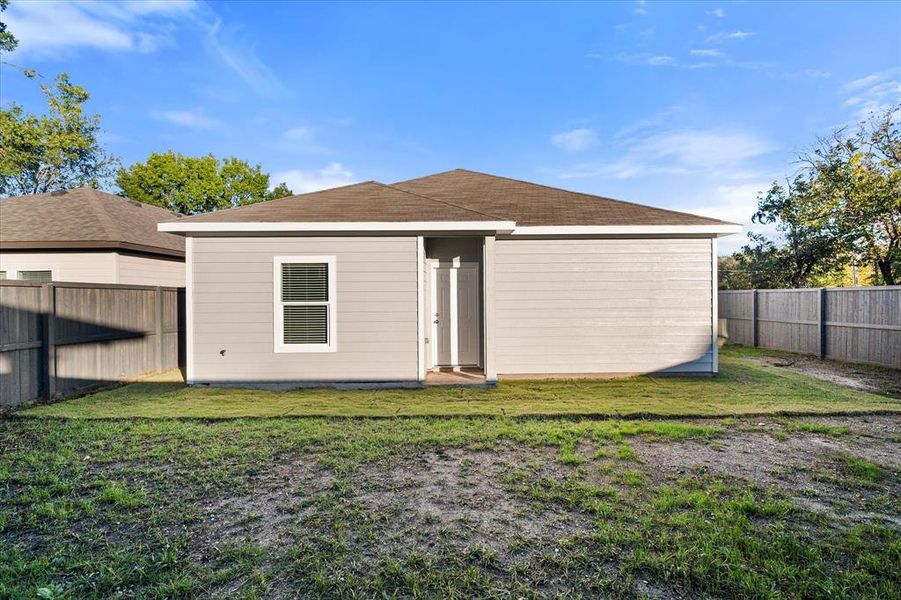 Exterior details and patio area of a home in , Corsicana (Image 20).