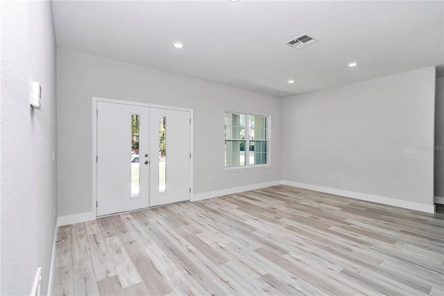 Spacious, unfurnished interior of a new home in , Citrus Springs (Image 11).