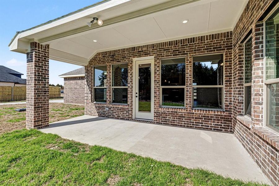 Exterior details and patio area of a home in Sagebrush Addition, Midlothian (Image 3).