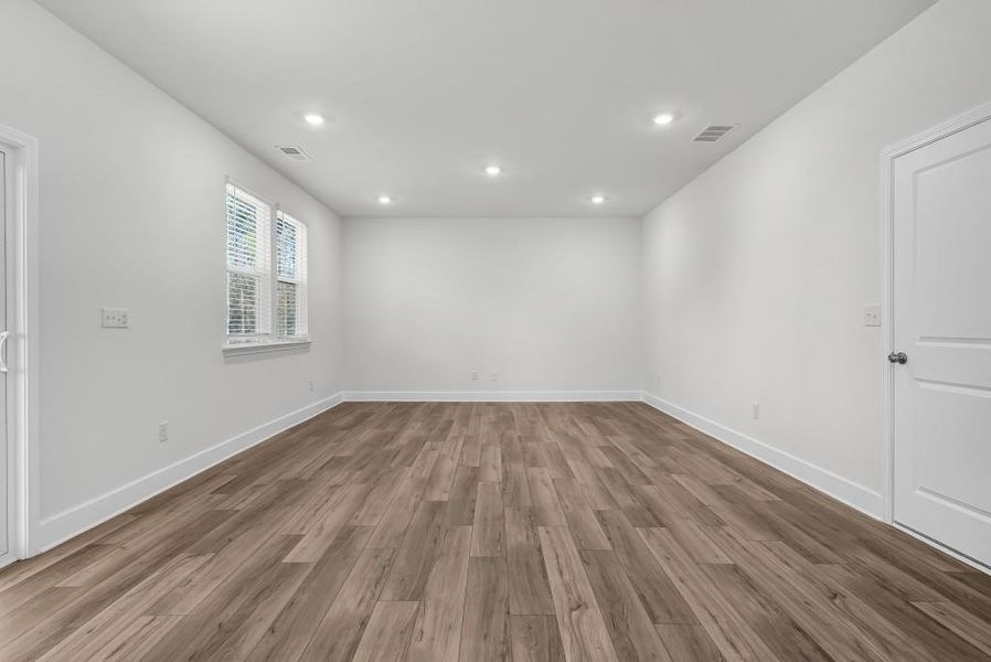 Spacious, unfurnished interior of a new home in Shadow Creek, Jackson (Image 13).