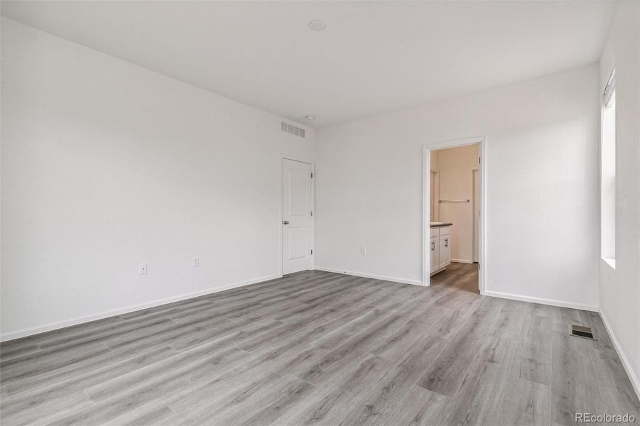 Spacious, unfurnished interior of a new home in Farmlore, Brighton (Image 30).