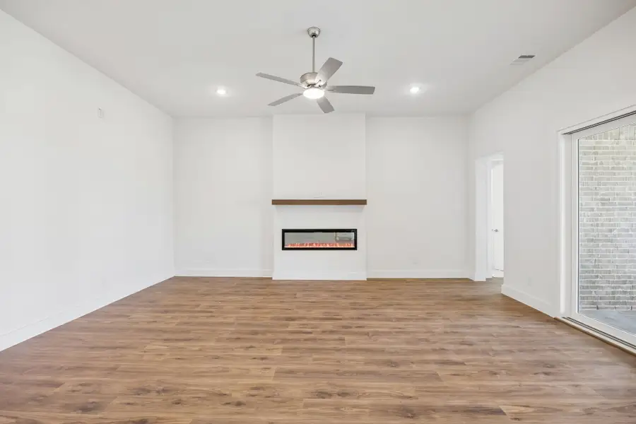 Spacious, unfurnished interior of a new home in Lakeway Estates, Waxahachie (Image 20).