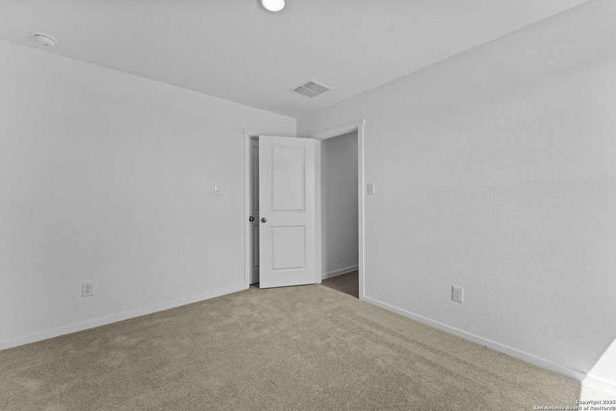 Spacious, unfurnished interior of a new home in Lodi Grove, Floresville (Image 16).