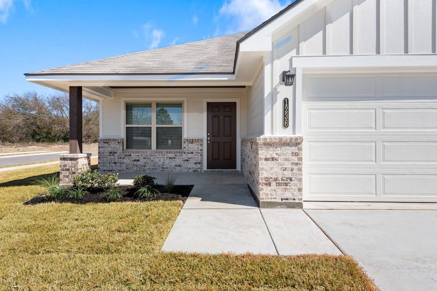 Exterior details and patio area of a home in , Navasota (Image 3).