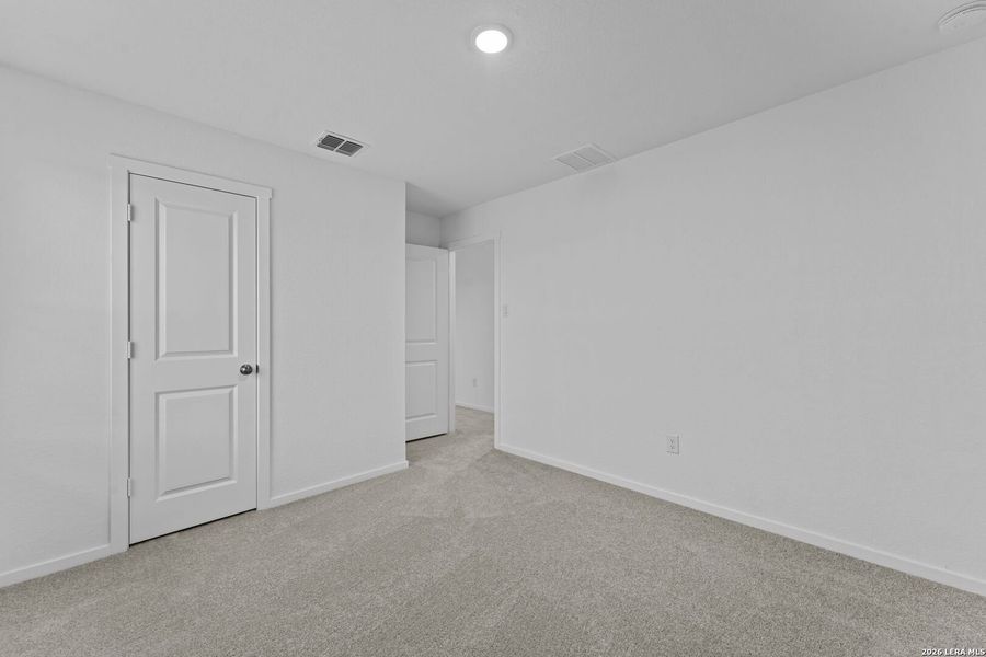 Spacious, unfurnished interior of a new home in Espada, San Antonio (Image 19).