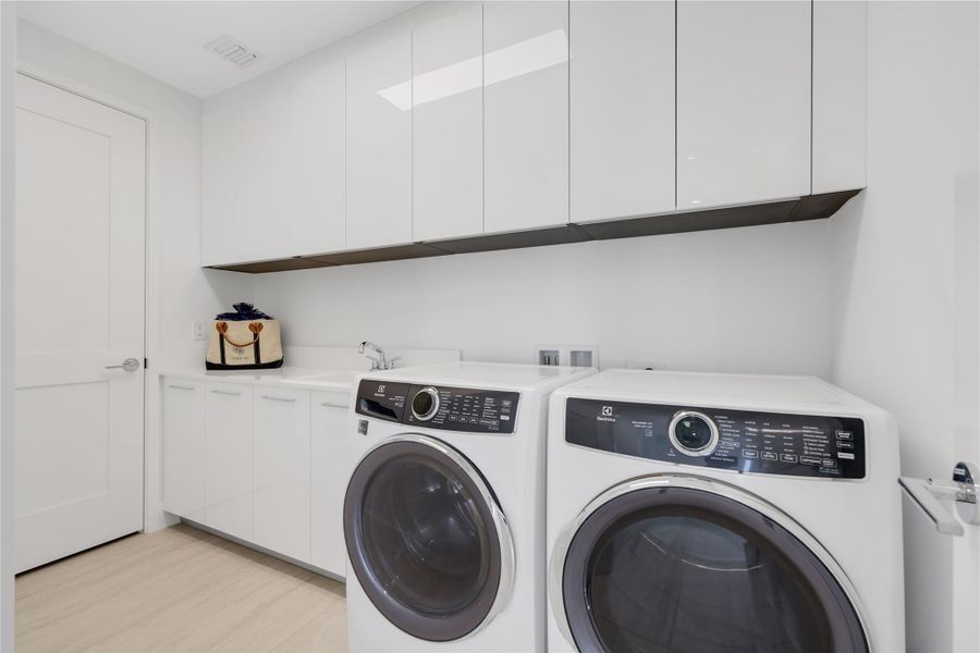 Close-up of interior finishes inside a home in , Fort Lauderdale (Image 16).