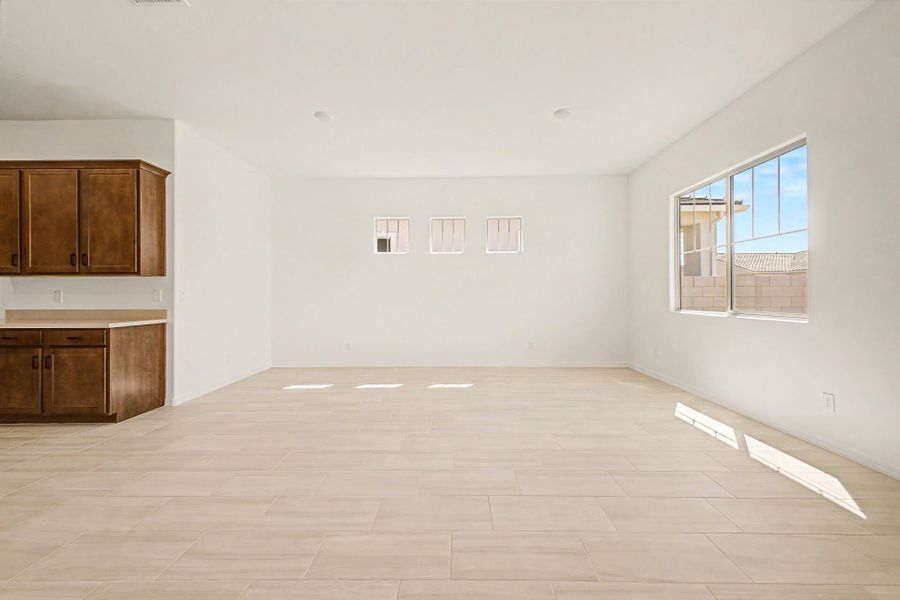 Spacious, unfurnished interior of a new home in Empire Pointe, Queen Creek (Image 7).