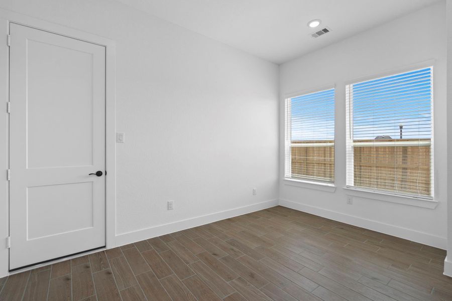 Spacious, unfurnished interior of a new home in Riceland, Mont Belvieu (Image 27).