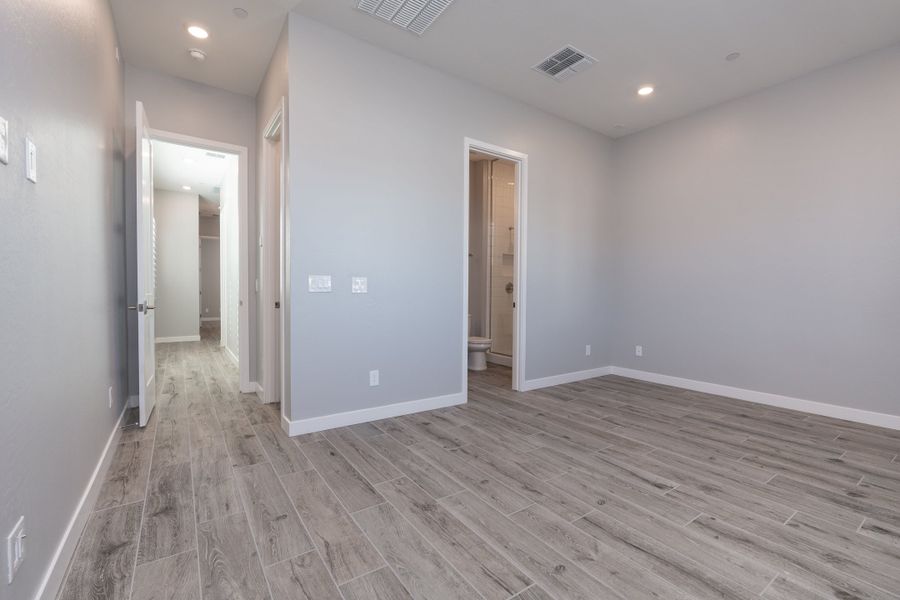 Spacious, unfurnished interior of a new home in Whispering Hills, Laveen (Image 18).
