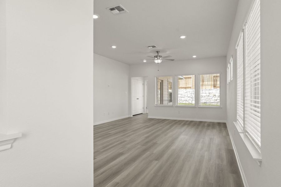 Spacious, unfurnished interior of a new home in Crosswinds, Kyle (Image 14).