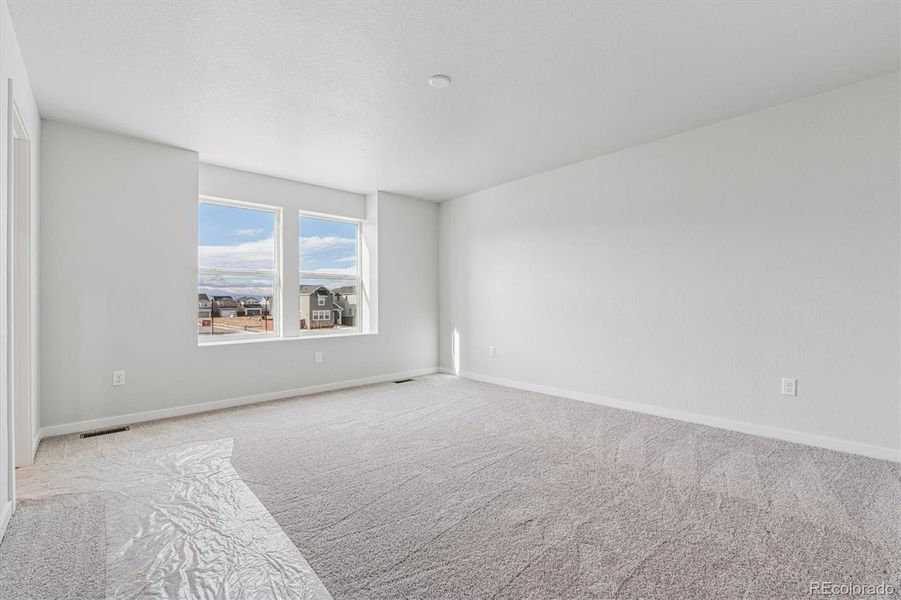 Spacious, unfurnished interior of a new home in Farmlore, Brighton (Image 17).