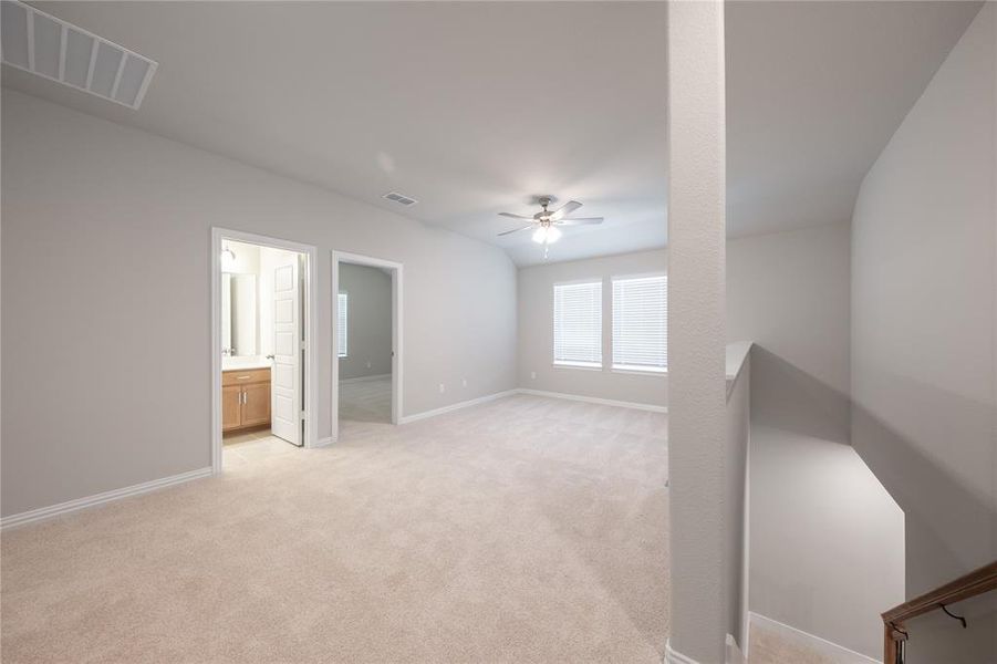 Spacious, unfurnished interior of a new home in Lake Pointe: Lake Pointe at Paloma Creek, Little Elm (Image 25).