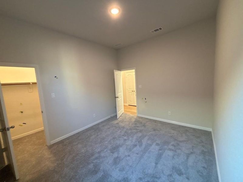 Spacious, unfurnished interior of a new home in Waterford Park, Weatherford (Image 9).