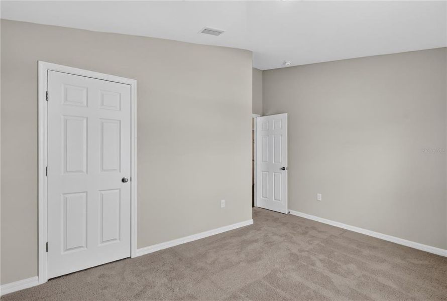 Spacious, unfurnished interior of a new home in Forest Lake, Davenport (Image 26).