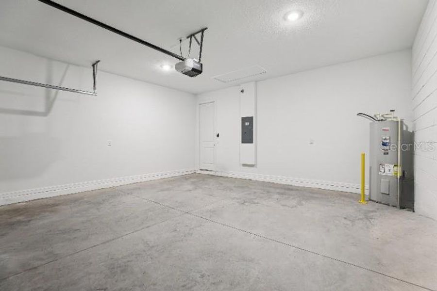 Spacious, unfurnished interior of a new home in Hawks Run, Kissimmee (Image 29). Spacious, unfurnished interior of a new home in Hawks Run, Kissimmee (Image 29).