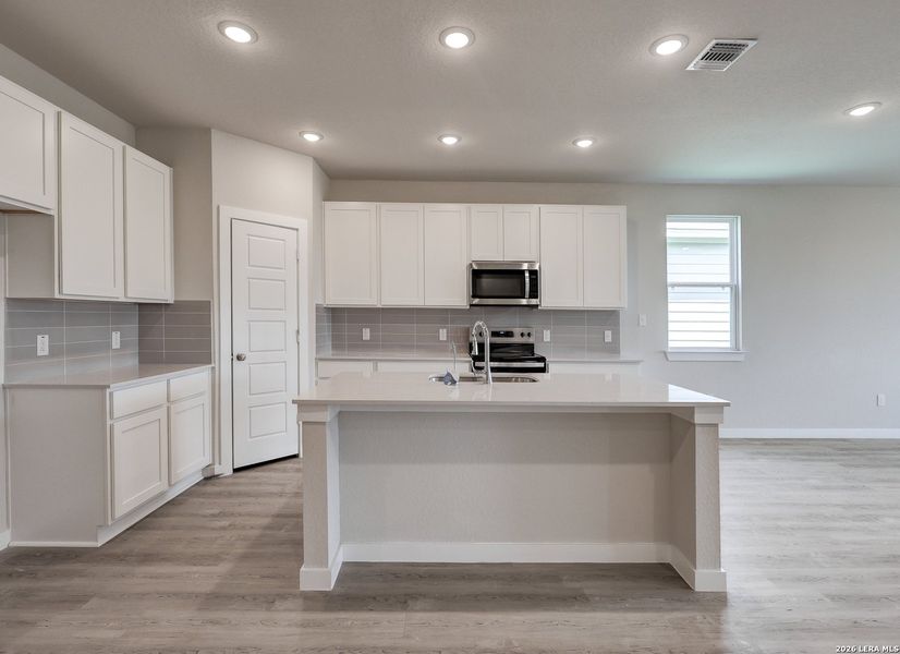 Furnished interior view inside a new home in Hiddenbrooke, Seguin (Image 4).