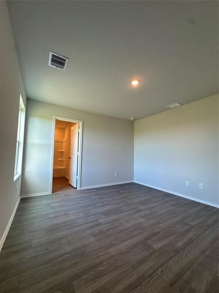 Spacious, unfurnished interior of a new home in Santa Fe, Cleveland (Image 33).