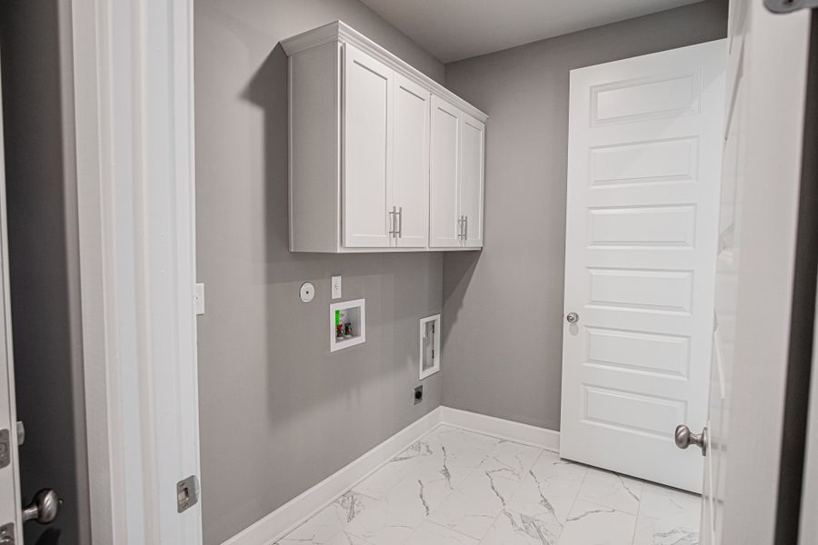 Representative furnished interior of a home built from the Worthington by Grant & Co in White Oak, Arlington (Image 47).