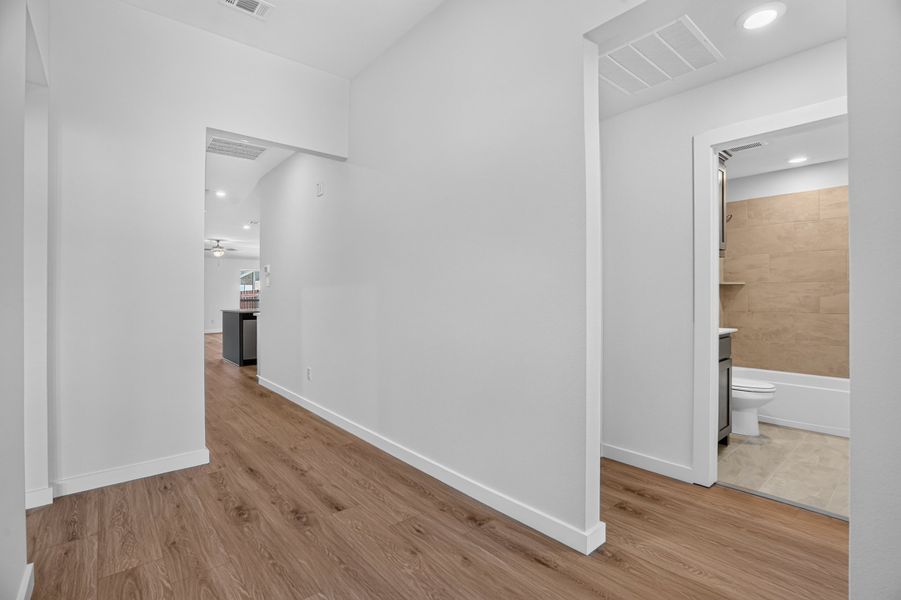 Spacious, unfurnished interior of a new home in Trail Creek, Cleburne (Image 43).