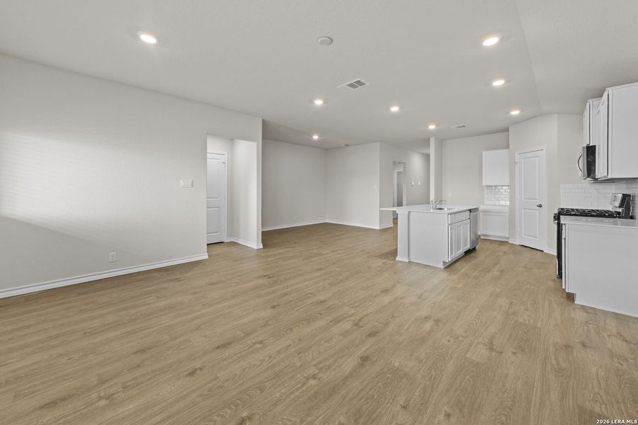 Spacious, unfurnished interior of a new home in Brookstone Creek, San Antonio (Image 13).