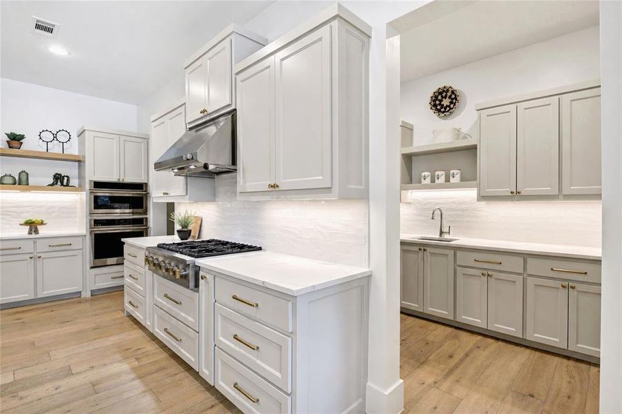 Furnished interior view inside a new home in , Colleyville (Image 9).
