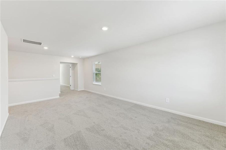 Spacious, unfurnished interior of a new home in Ivey Township, Dallas (Image 32).
