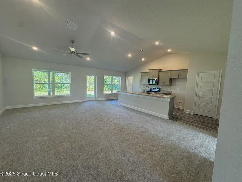Spacious, unfurnished interior of a new home in Palm Bay, Palm Bay (Image 6).