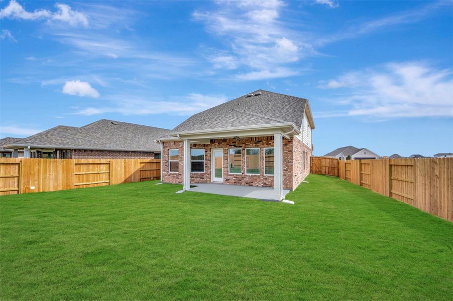 Exterior details and patio area of a home in Wildrye, Waller (Image 28).