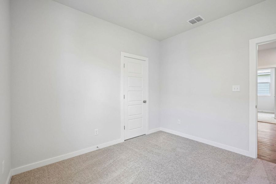 Spacious, unfurnished interior of a new home in Stallion Run, Buda (Image 25).