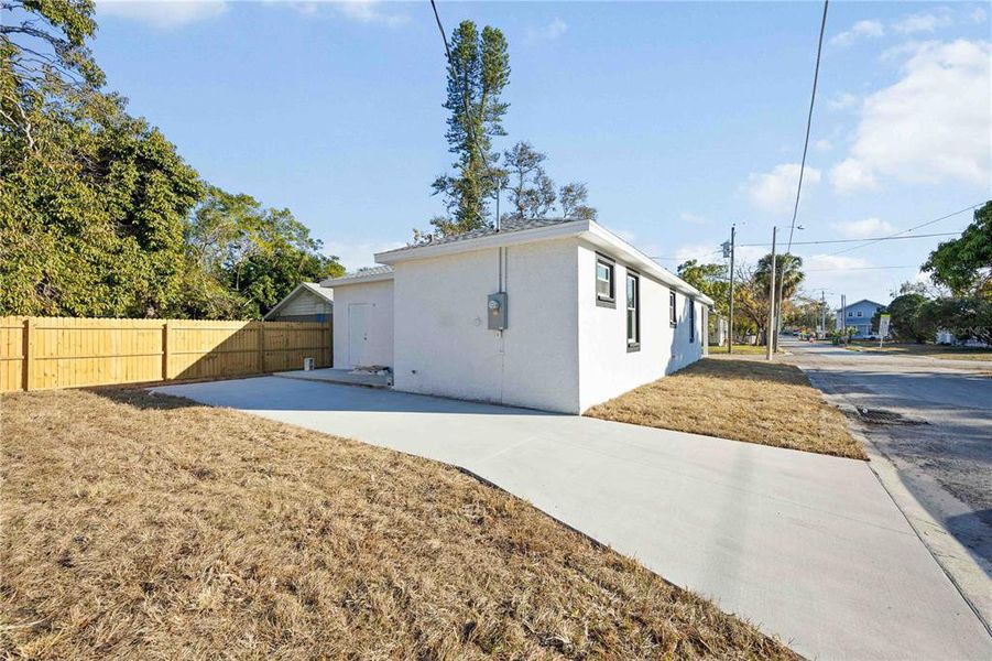 Exterior details and patio area of a home in , Bradenton (Image 11).