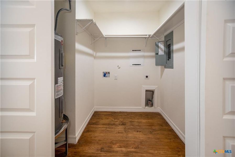 Spacious, unfurnished interior of a new home in , Port Lavaca (Image 29).