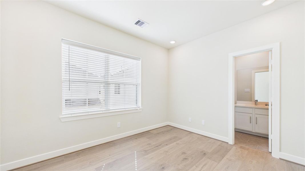Spacious, unfurnished interior of a new home in White Oak Station, Houston (Image 19). Spacious, unfurnished interior of a new home in White Oak Station, Houston (Image 19).