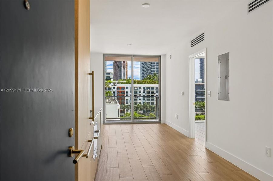 Spacious, unfurnished interior of a new home in , Miami (Image 26).