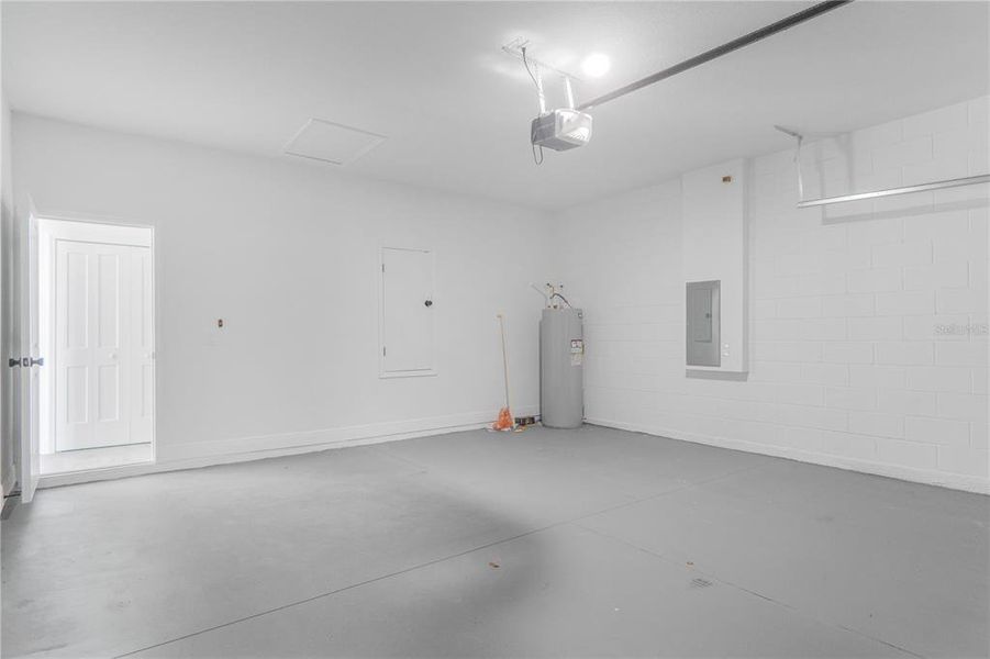 Spacious, unfurnished interior of a new home in , Ocala (Image 24).