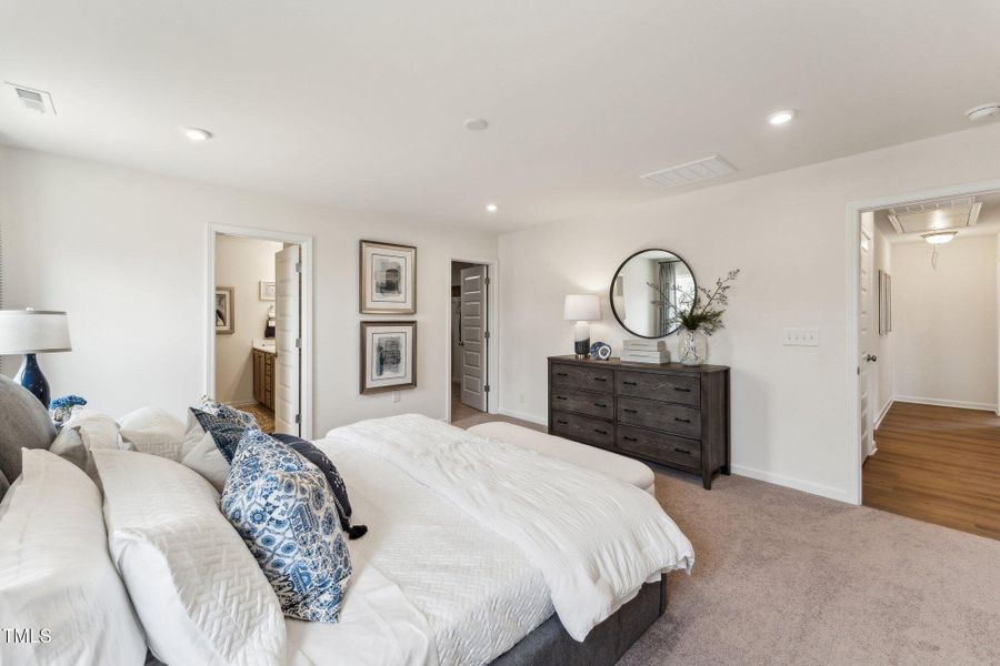 26- HHHunt Homes King Primary Bedroom