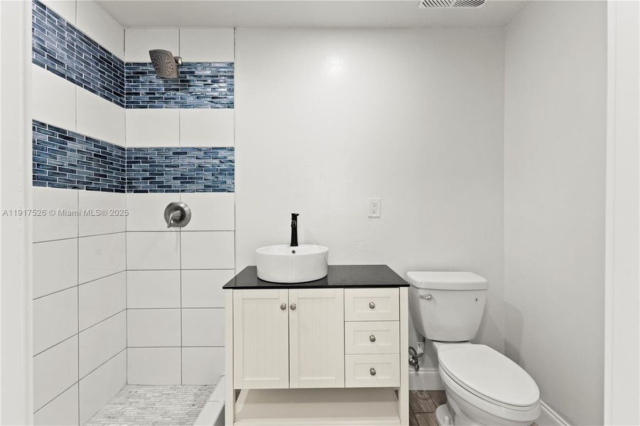 Full bathroom Full bathroom