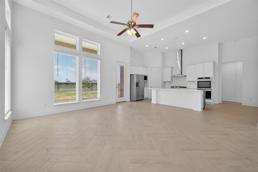 Spacious, unfurnished interior of a new home in Lago Mar, Texas City (Image 25).