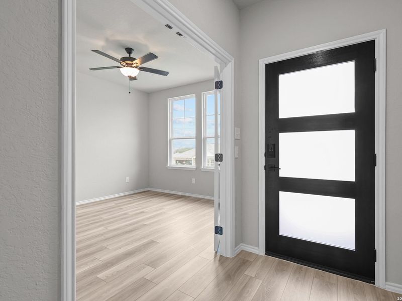 Spacious, unfurnished interior of a new home in Royal Crest, San Antonio (Image 17).