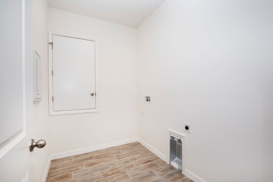 Spacious, unfurnished interior of a new home in Cape Coral, Cape Coral (Image 17).