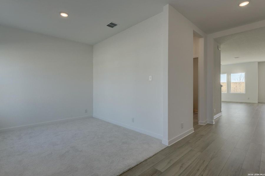 Spacious, unfurnished interior of a new home in Nopal Valley, San Antonio (Image 13).