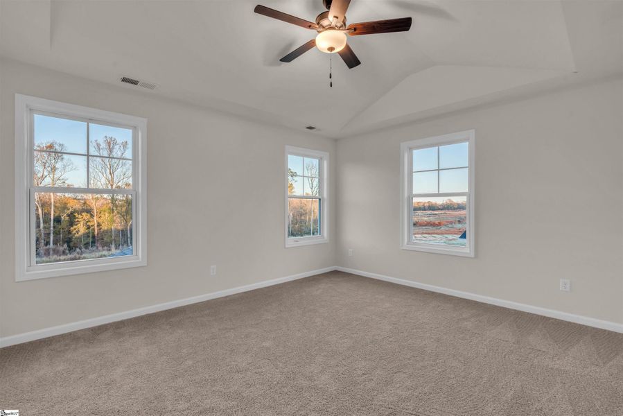 Spacious, unfurnished interior of a new home in Lynbrook, Boiling Springs (Image 18).