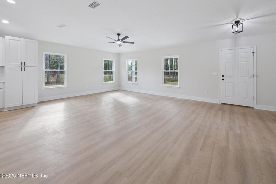 Spacious, unfurnished interior of a new home in , Florahome (Image 17).